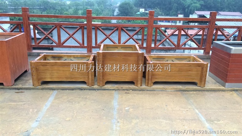 四川力达专业供应仿木花箱/树围