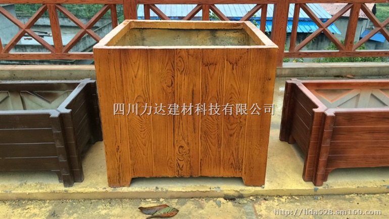 四川力达专业供应仿木花箱/树围