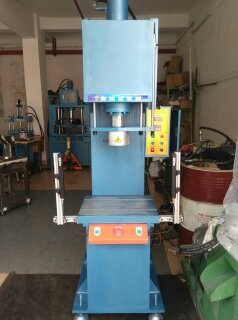 寻找【单臂液压机】【弓形液压机】【数控压装机】那里