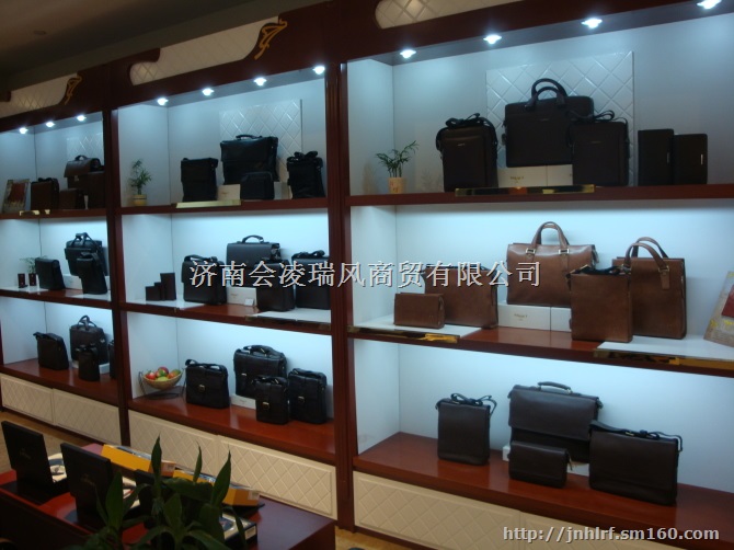 服装展柜，童装展柜，衣架，展柜形象设计