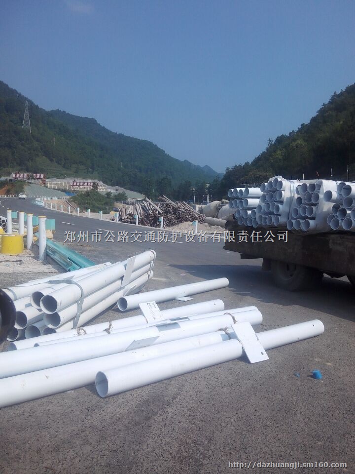 云南护栏安装公路护栏打桩波形护栏施工钻孔