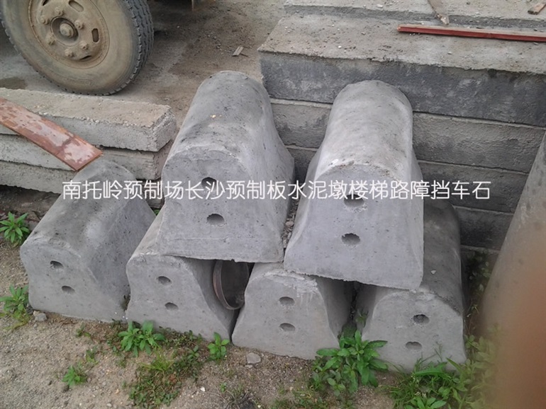 湖北武汉水泥墩,路障,高速路,挡车石