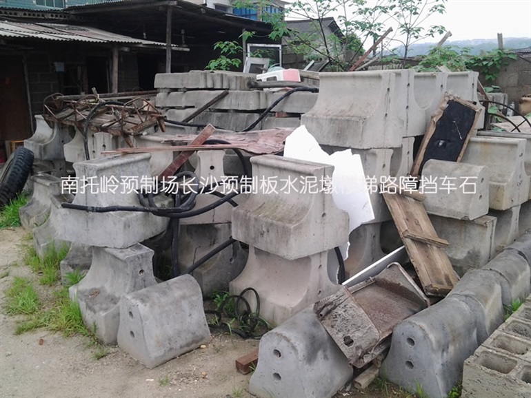 湖北武汉水泥墩,路障,高速路,挡车石