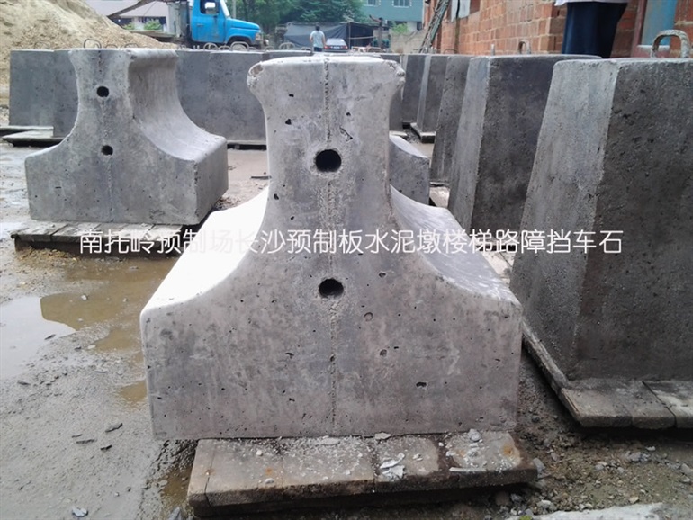 四川成都水泥墩,路障,高速路,挡车石