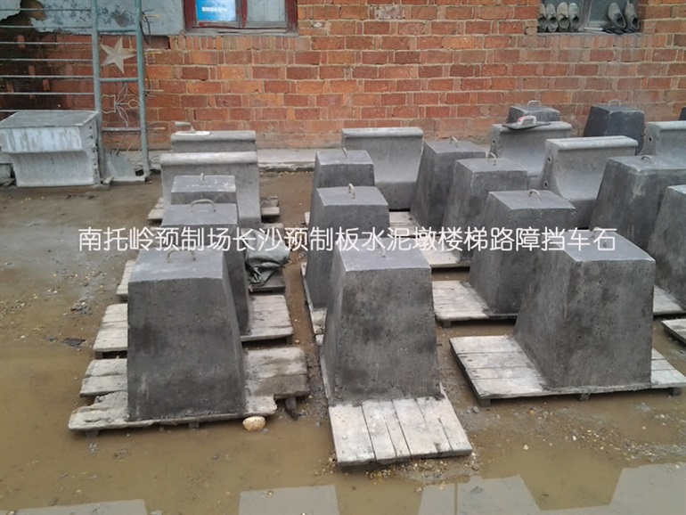 四川成都水泥墩,路障,高速路,挡车石