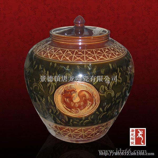 陶瓷黑釉马车雕刻100斤大酒坛价格