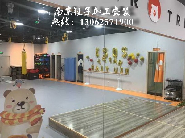 奥体舞蹈房镜
