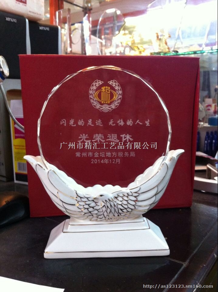 天津老同志退休纪念牌定制，水晶纪念礼品留念