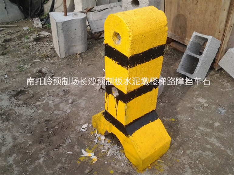 江西南昌水泥墩护栏，警示柱，阻车器，交通锥，水马围
