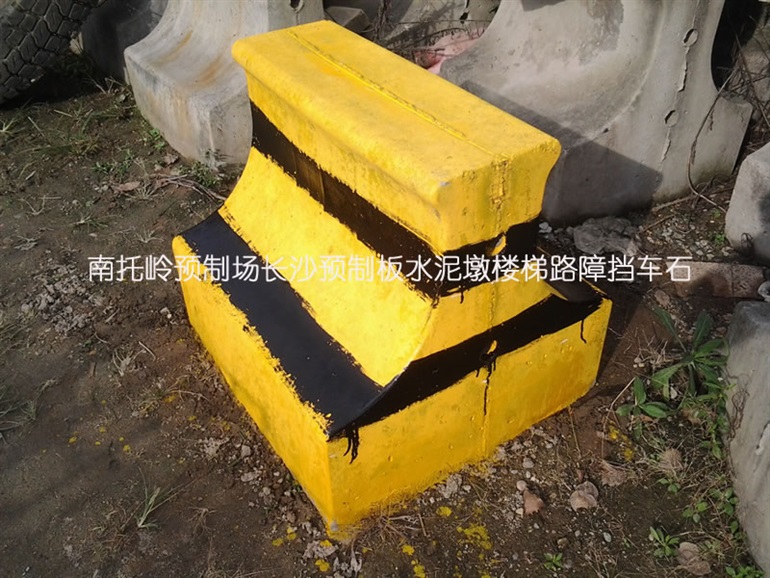 江西南昌水泥墩护栏，警示柱，阻车器，交通锥，水马围