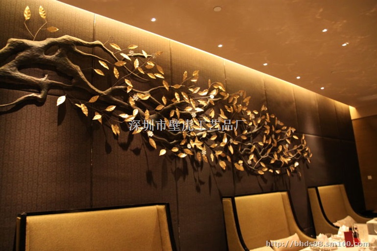 适合售楼部酒店大堂背景墙装饰的金属树杆壁挂软装配饰