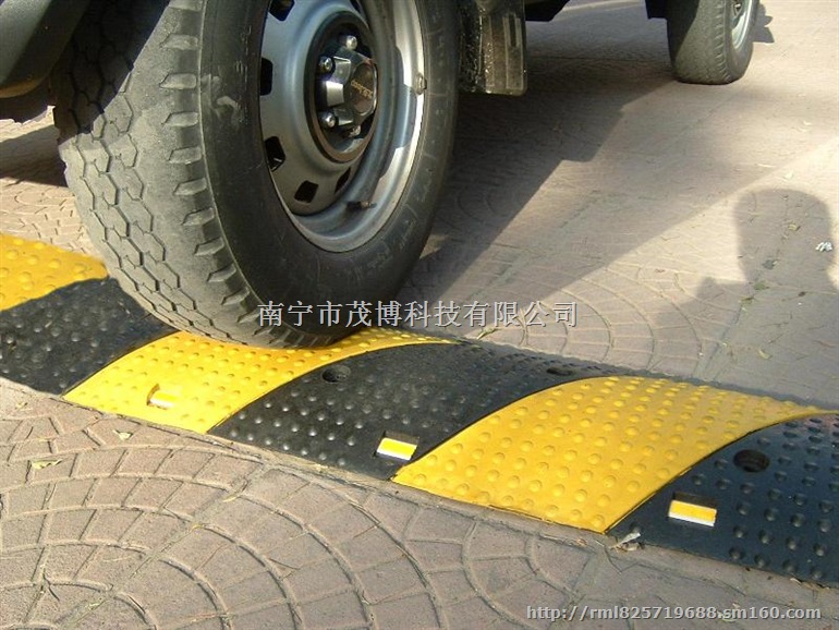 潮州市橡胶减速带,公路减速带减速板,小区专用交通设