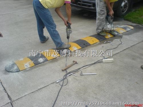 临沧市批发优质橡胶线型减速带 线型减速坡质量保证