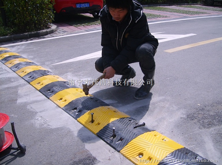 滁州市茂博交通设施厂家供应 橡胶减速带圆头