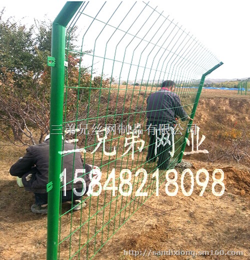 铁丝隔离栅、公路隔离网、护栏网厂 内蒙古包头三兄弟