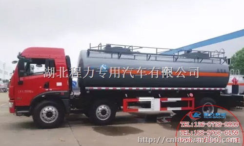 欧曼64小三轴危险品运输车PK解放危险品运输车