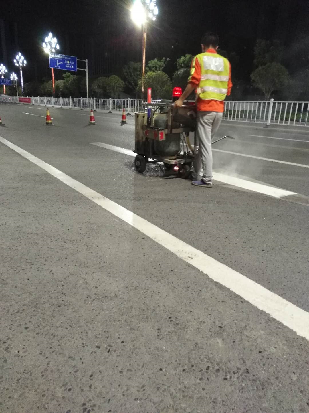 重庆道路边划线-重庆路边划车位线