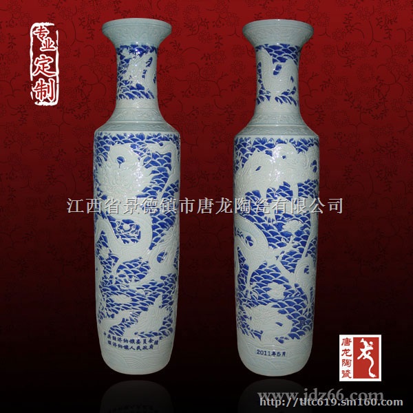 手绘青花陶瓷礼品花瓶定做,创意礼品陶瓷花瓶