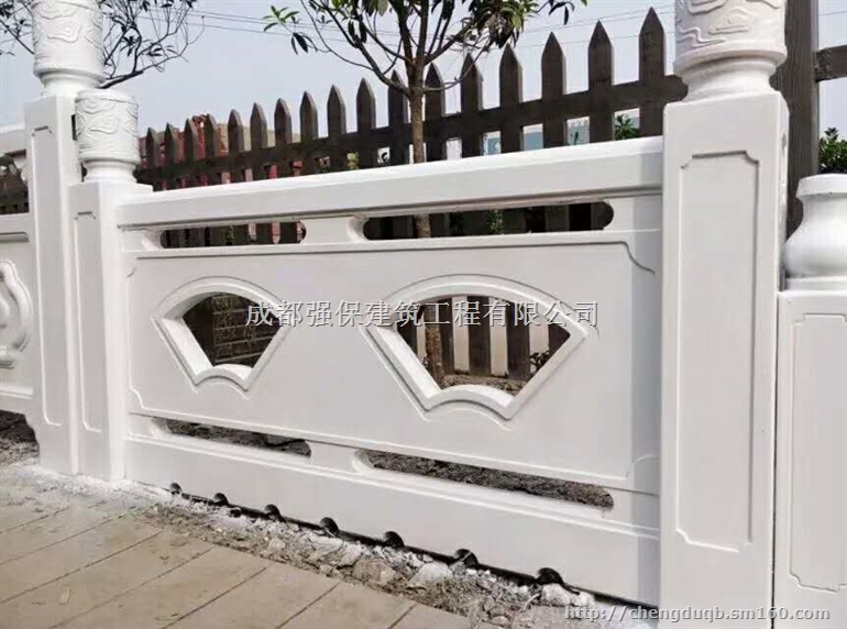 贵港玉林仿木仿石河道栏杆、仿木桌凳垃圾桶制品厂家