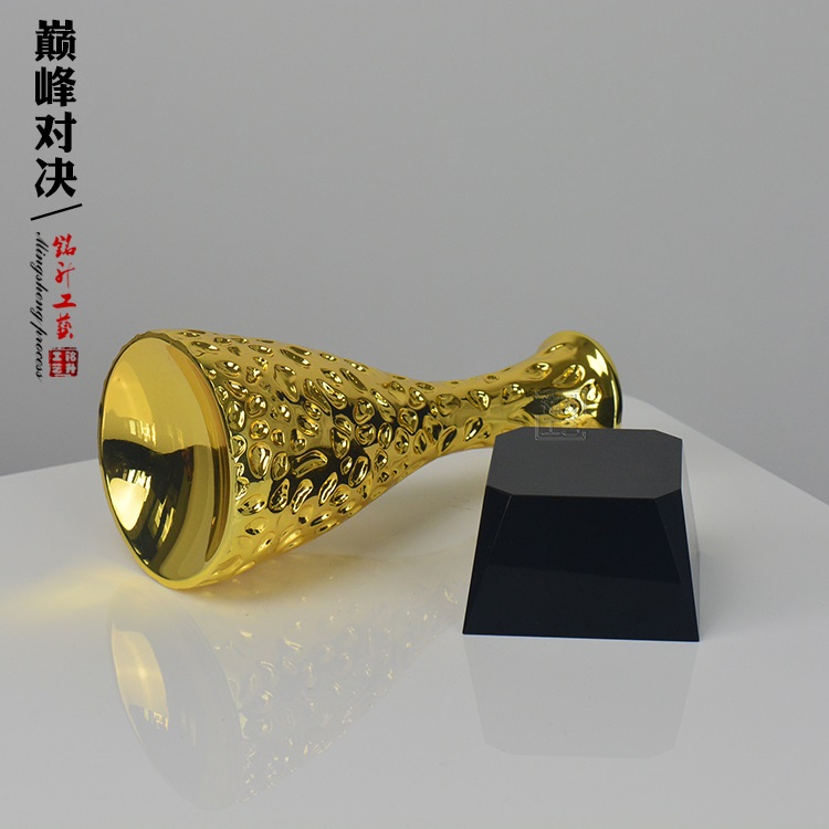 巅峰对决奖杯定做 铜鼓合金奖杯 火炬手表彰奖杯