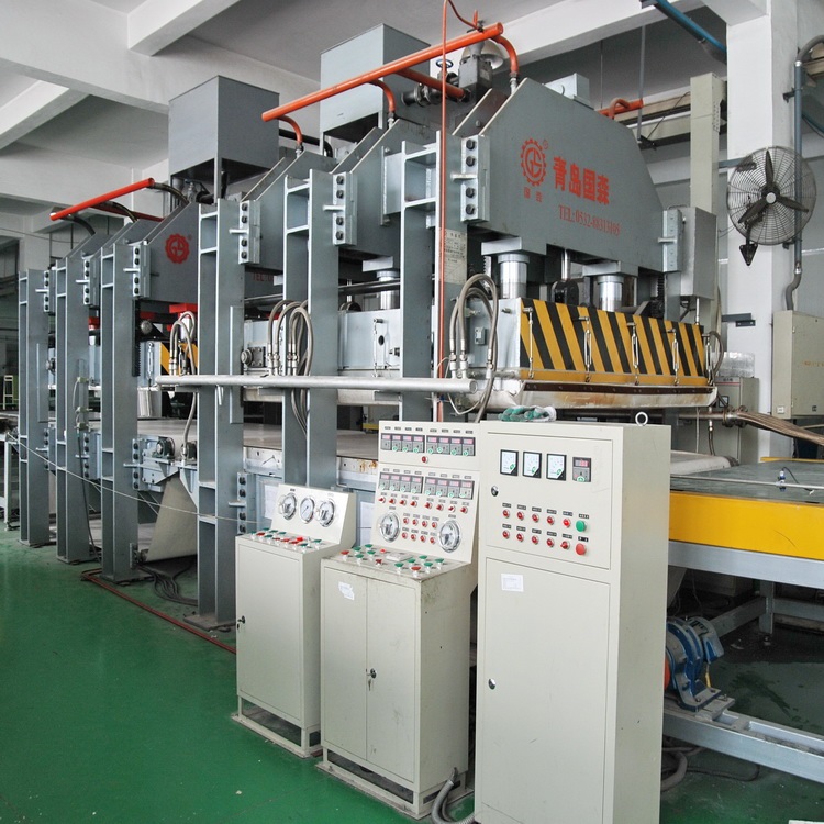 国森牌压制铝蜂窝板热压机生产线