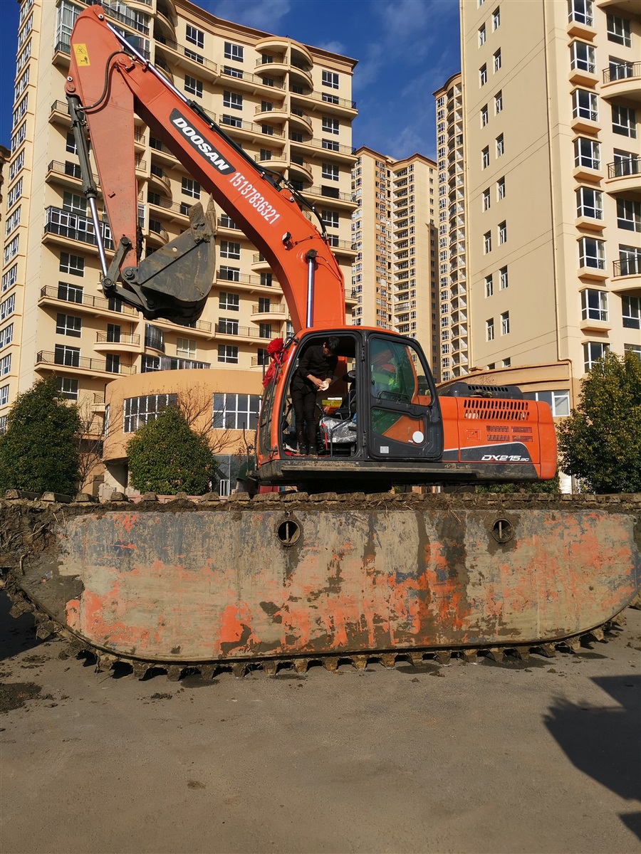 水陆挖掘机清淤 两栖挖掘机租赁