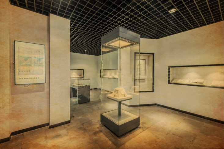 深圳遥控平移开启字画展柜定制-电动博物馆展柜厂