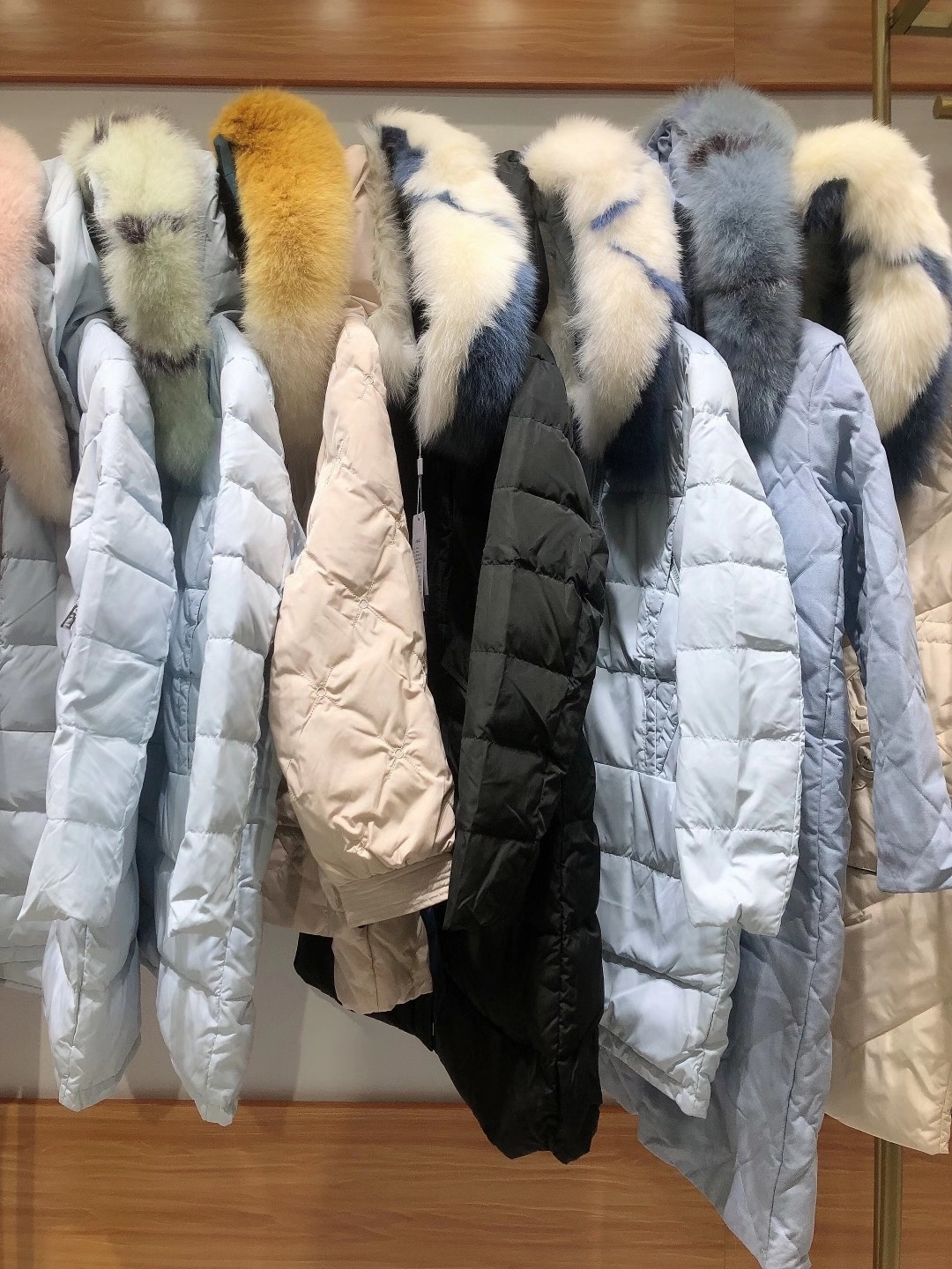 杭州品牌女装米拉格新款撤柜精制大毛领羽绒服石井尾货