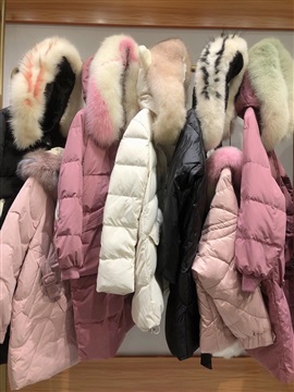 杭州品牌女装米拉格新款撤柜精制大毛领羽绒服石井尾货