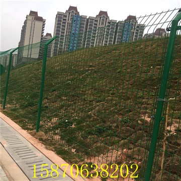 萍乡厂家直供高速公路铁丝隔离双边丝护栏网农村果园养