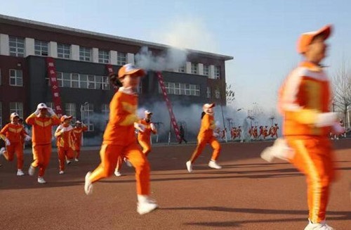 大型智能烟雾发生器瞬间发出很大白色浓厚烟雾的设备机