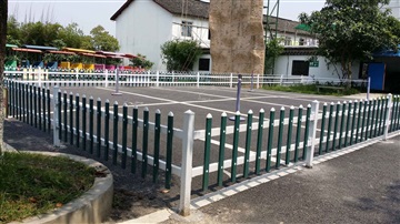 PVC草坪护栏农村绿化改造塑钢护栏效果图