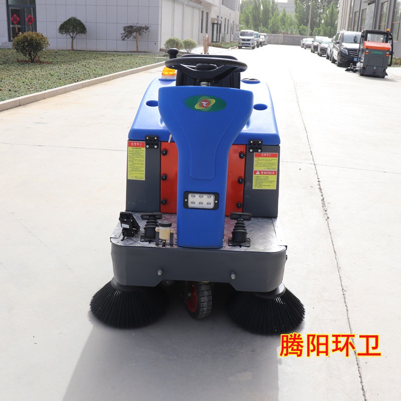 腾阳1.2米驾驶式电动扫地车
