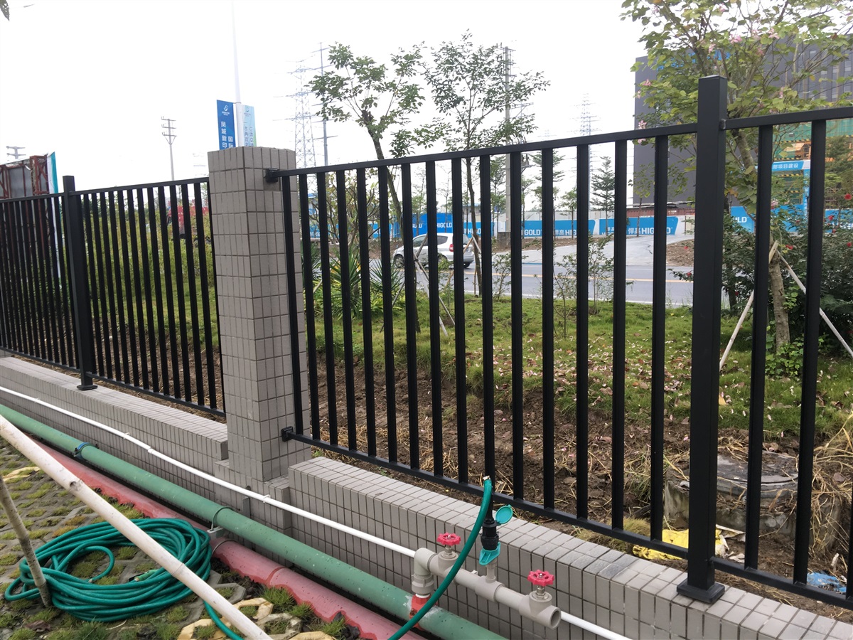 医院外围防护金属围栏现货 汕头城市风格镂空式栅栏