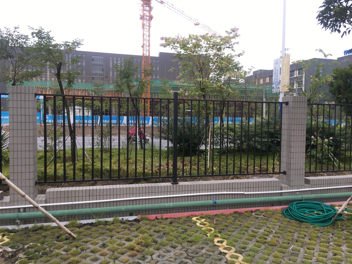 农家乐小院围墙栅栏照片 增城民宿小花园围栏