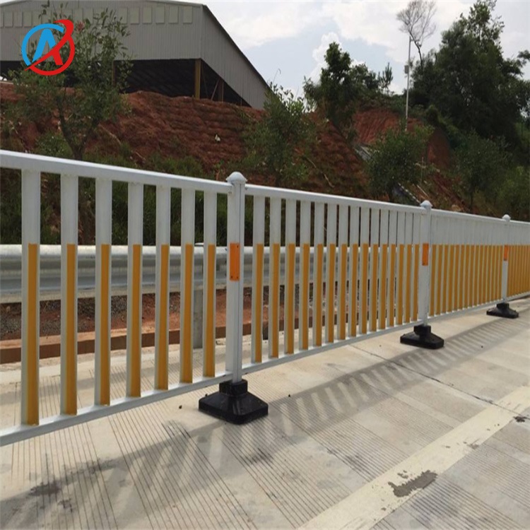 深圳道路焊接式金属栏杆现货 宝安街道防护镂空式护栏