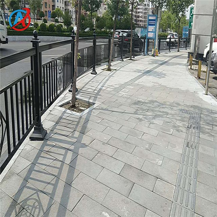 深圳道路焊接式金属栏杆现货 宝安街道防护镂空式护栏