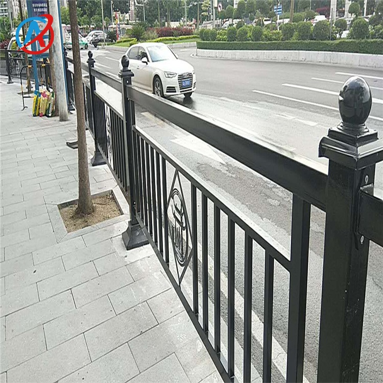 河源城市文明安全栏杆供应 道路经典款美化铁艺栅栏