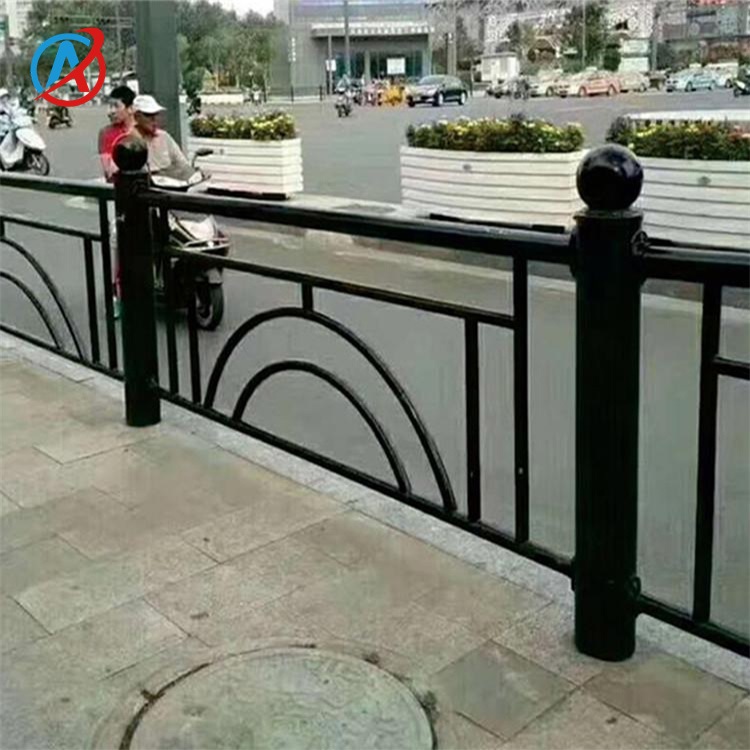 交通护栏生产工厂 深圳道路防撞金属栏杆定制