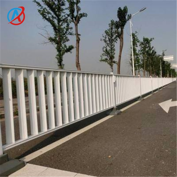 交通护栏生产工厂 深圳道路防撞金属栏杆定制