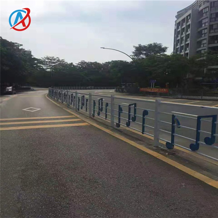 马路加厚铁艺交通护栏供应 惠州道路喷塑处理防护栏