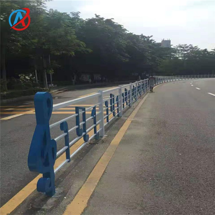 马路加厚铁艺交通护栏供应 惠州道路喷塑处理防护栏