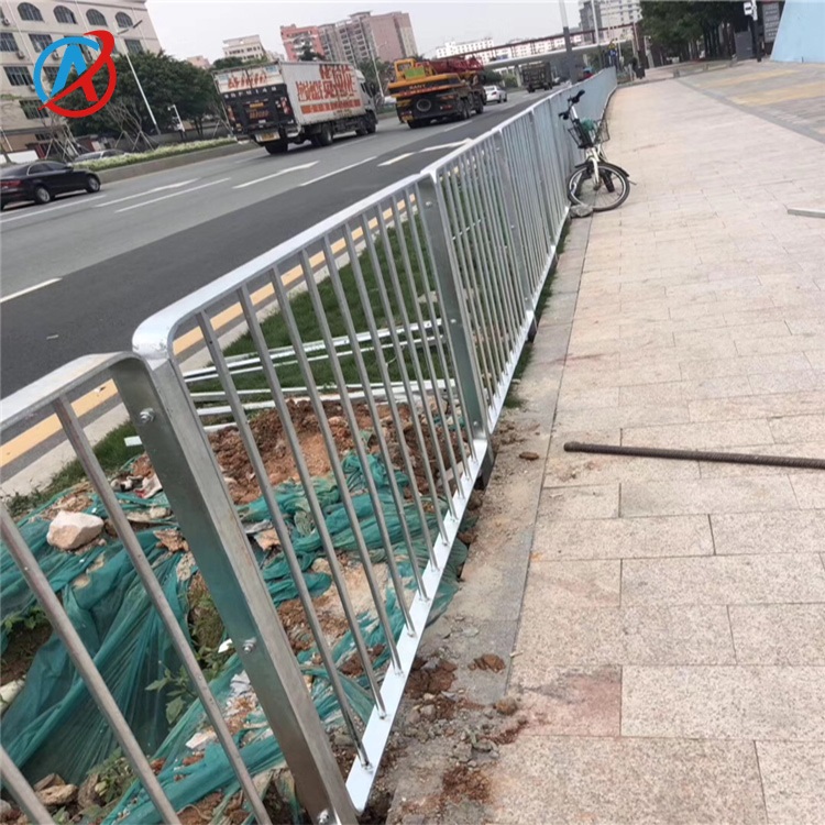 市政护栏人行道机非隔离栏采用上等优质锌钢材质规格多