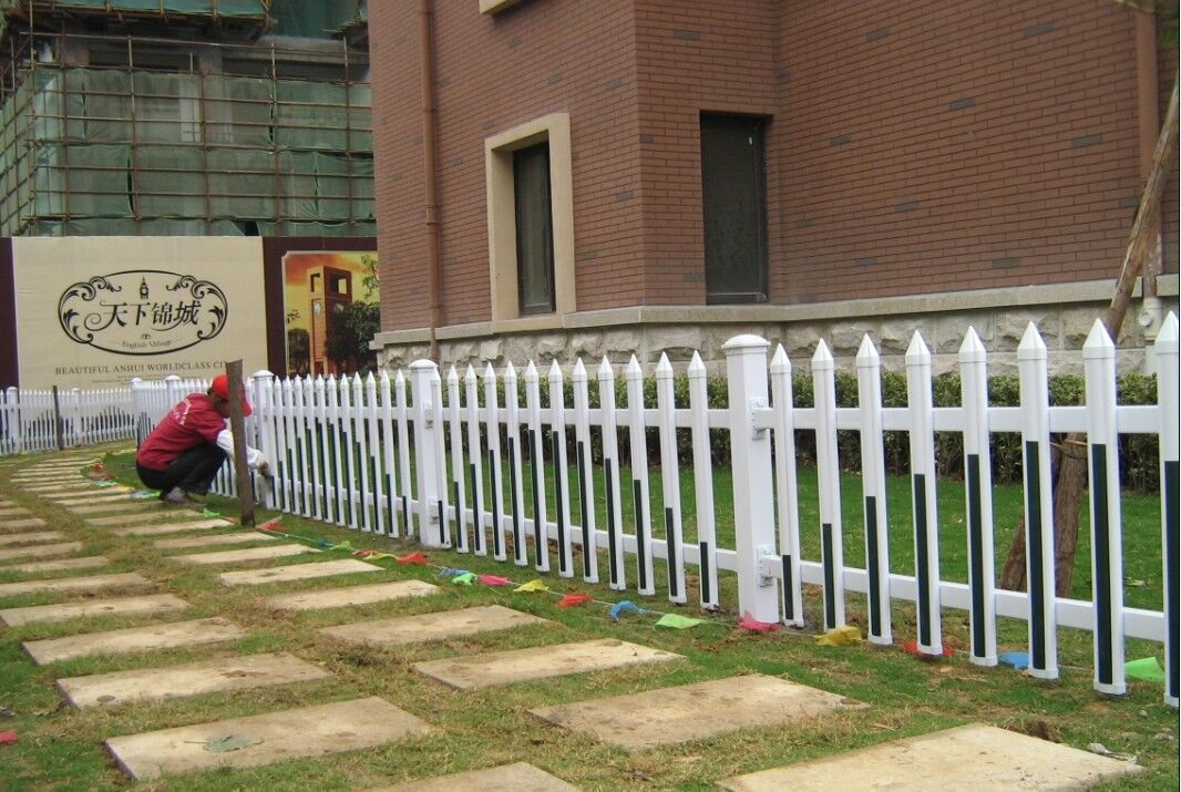 清远小庭院围栏图片铁艺围栏PVC草坪护栏别墅小庭院