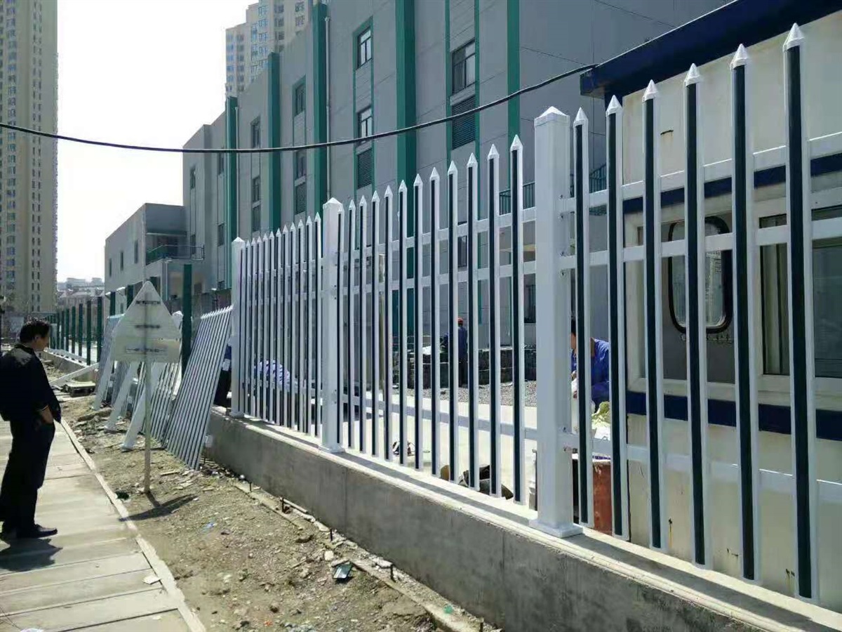 清远小庭院围栏图片铁艺围栏PVC草坪护栏别墅小庭院