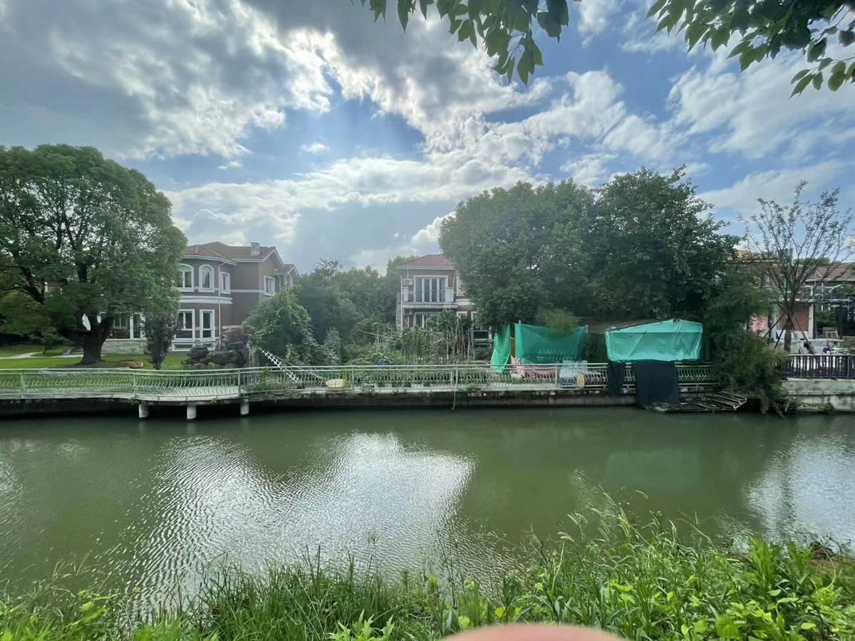 佘山银湖316号别墅490平临河大花园2700万