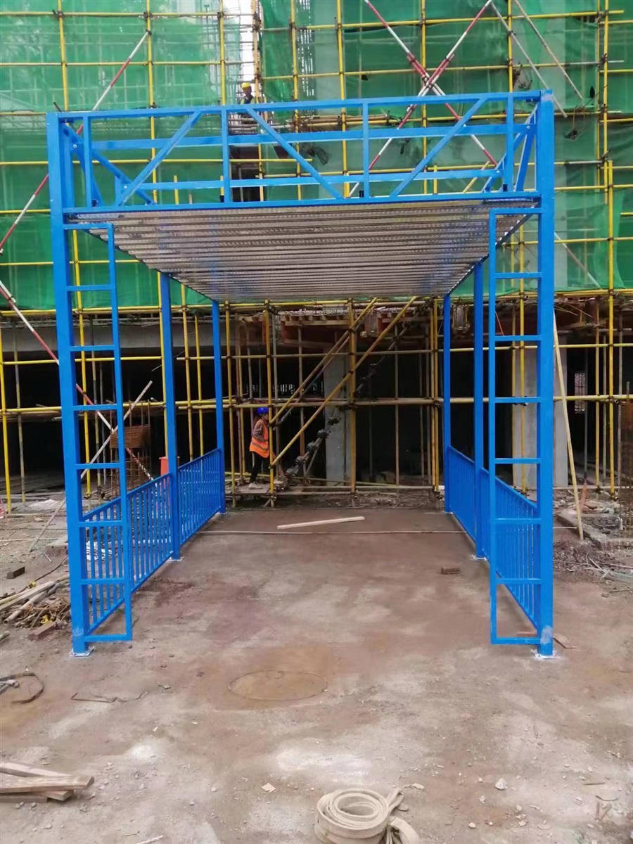 重庆安全通道通道防护棚施工电梯防护棚人行通道棚