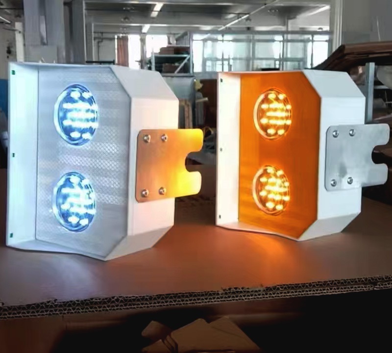 大护栏警示灯 同步太阳能警示灯